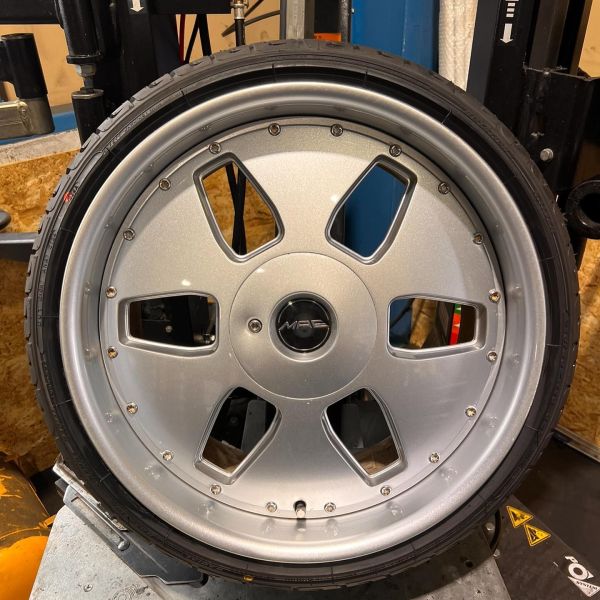 18インチ 9J 215/35R18 ホイール装着例 - CARSERVICE GRAVITY