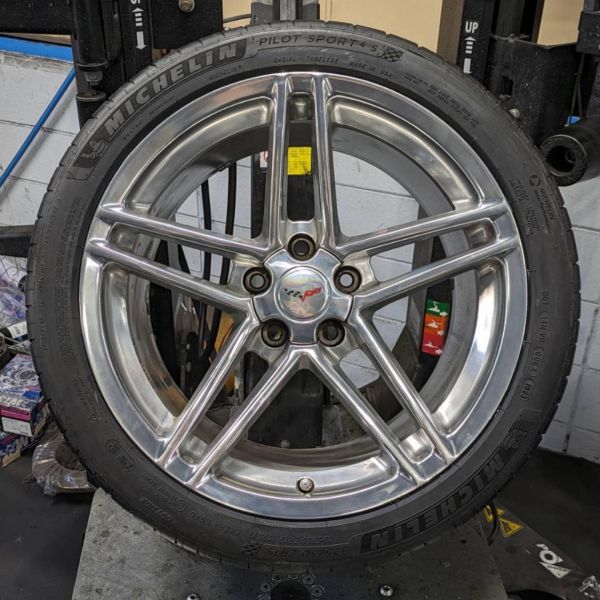 19インチ 12J 325/30R19 ホイール装着例 - CARSERVICE GRAVITY