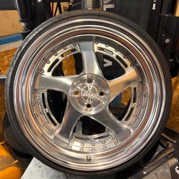 18インチ 9.5J 215/35R18 ホイール装着例 - CARSERVICE GRAVITY