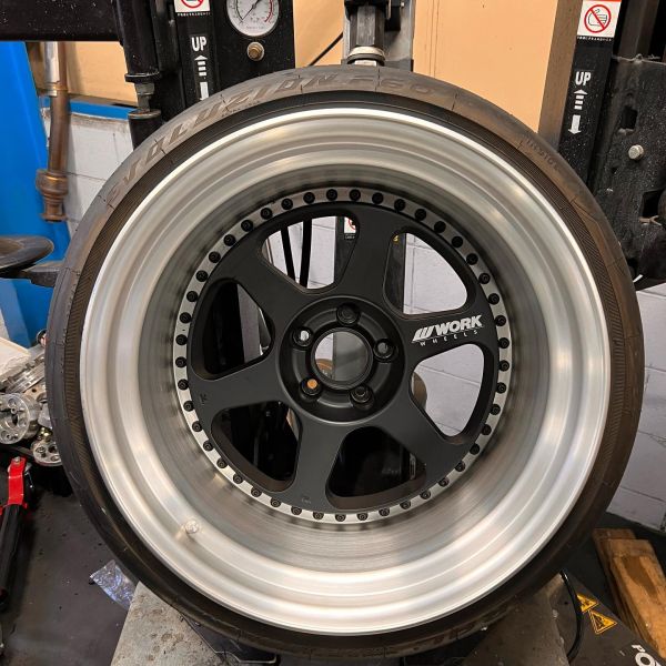 19インチ 14J 305/30R19 ホイール装着例 - CARSERVICE GRAVITY