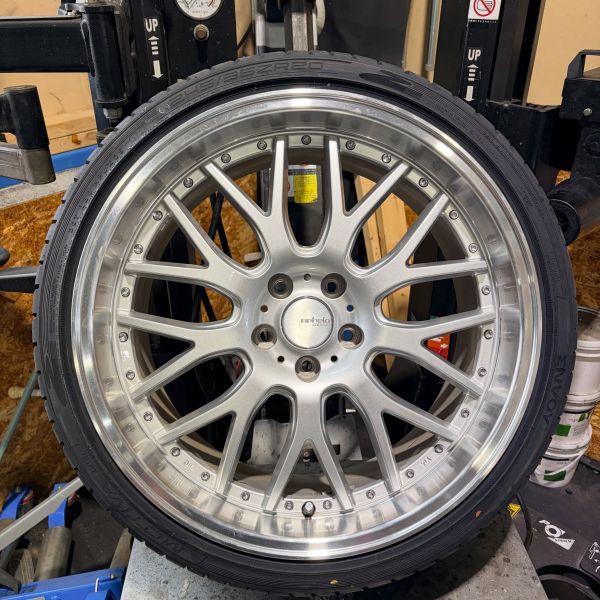 20インチ 9.5J 245/35R20 ホイール装着例 - CARSERVICE GRAVITY