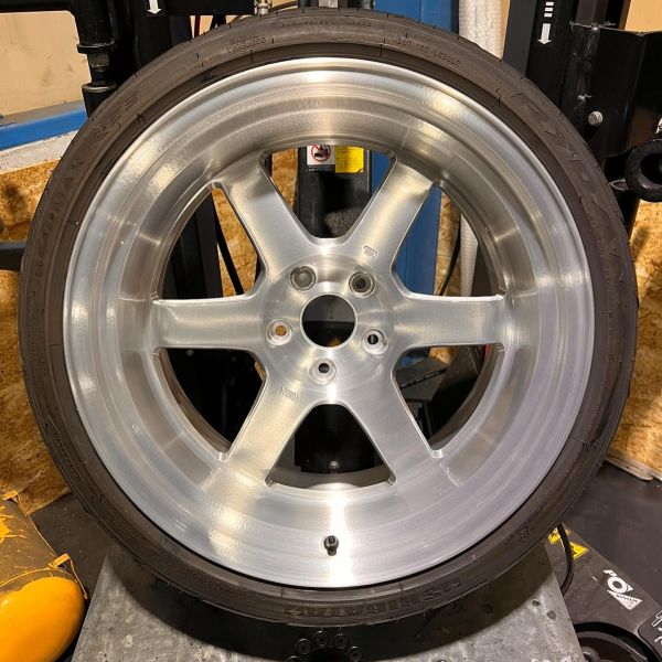 18インチ 11J 285/30R18 ホイール装着例 - CARSERVICE GRAVITY
