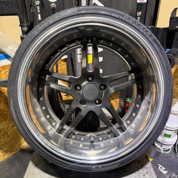 19インチ 11J 255/35R19 ホイール装着例 - CARSERVICE GRAVITY