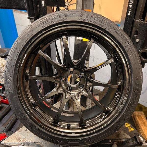 18インチ 9J 235/40R18 ホイール装着例 - CARSERVICE GRAVITY