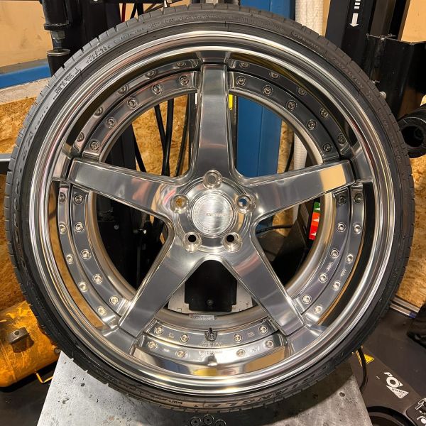 19インチ 10J 235/35R19 ホイール装着例 - CARSERVICE GRAVITY