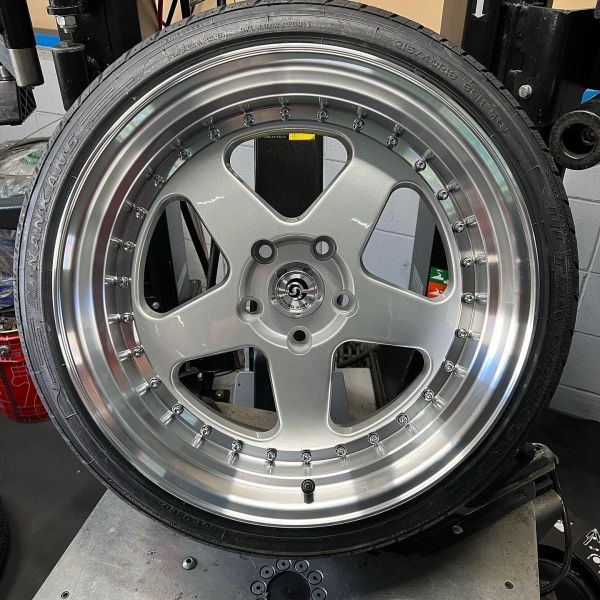 18インチ 9J 215/40R18 ホイール装着例 - CARSERVICE GRAVITY