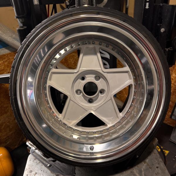 18インチ 10J 215/35R18 ホイール装着例 - CARSERVICE GRAVITY