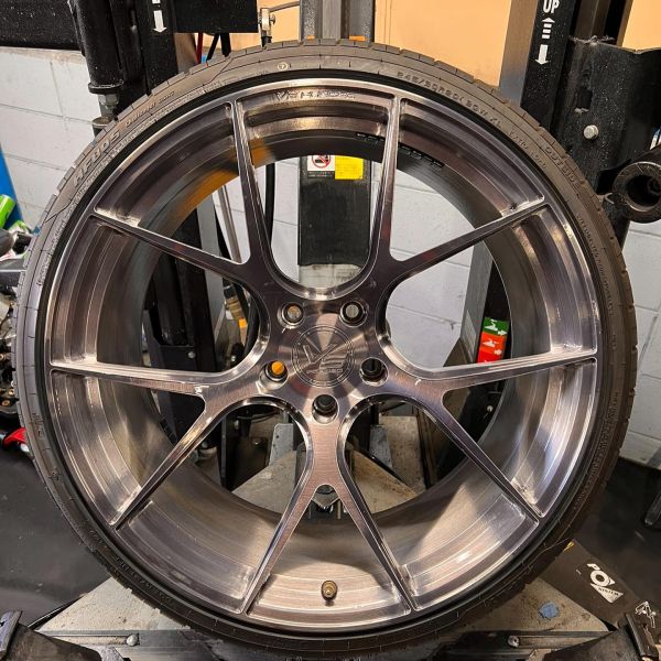 20インチ 10J 245/30R20 ホイール装着例 - CARSERVICE GRAVITY