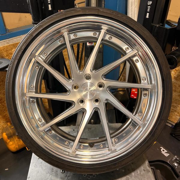 21インチ 9.5J 245/35R21 ホイール装着例 - CARSERVICE GRAVITY