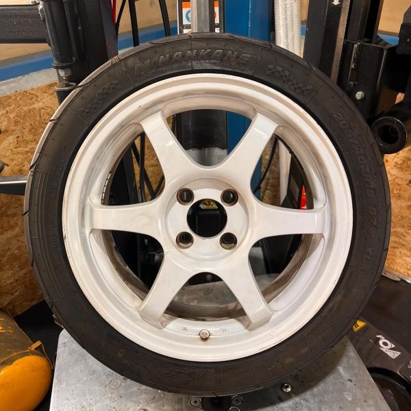 16インチ 8J 205/45R16 ホイール装着例 - CARSERVICE GRAVITY