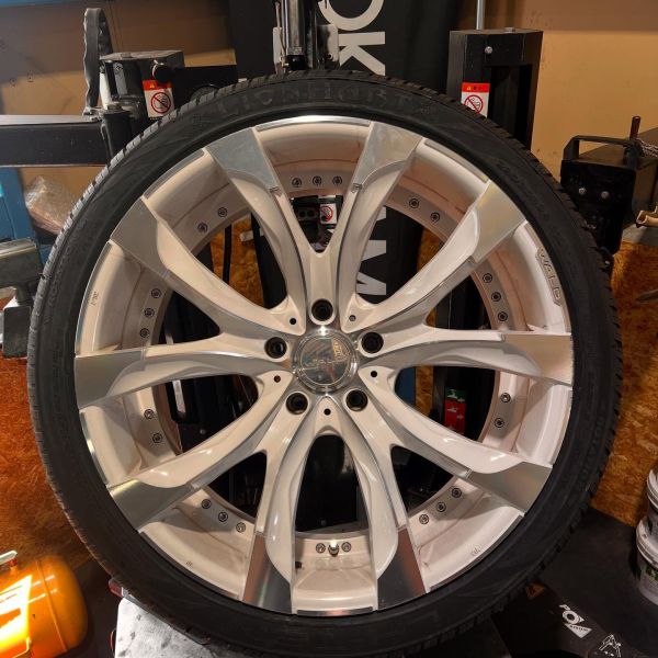 24インチ 10.5J 295/35R24 ホイール装着例 - CARSERVICE GRAVITY