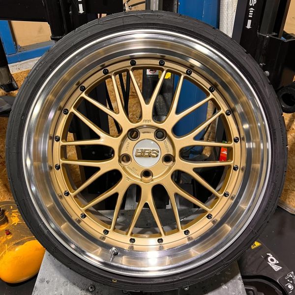 20インチ 10.5J 245/35R20 ホイール装着例 - CARSERVICE GRAVITY