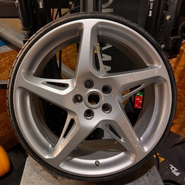 20インチ 9J 215/30R20 ホイール装着例 - CARSERVICE GRAVITY