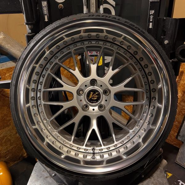 19インチ 12J 265/30R19 ホイール装着例 - CARSERVICE GRAVITY