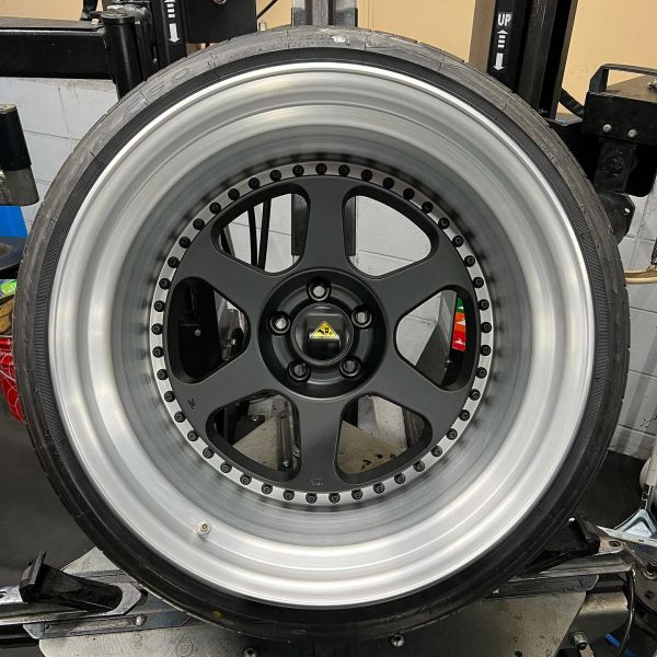 19インチ 14J 305/30R19 ホイール装着例 - CARSERVICE GRAVITY
