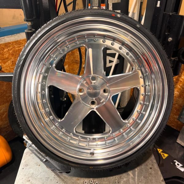 18インチ 9J 205/35R18 ホイール装着例 - CARSERVICE GRAVITY
