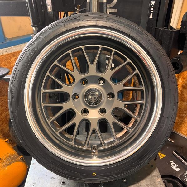 18インチ 9J 225/45R18 ホイール装着例 - CARSERVICE GRAVITY