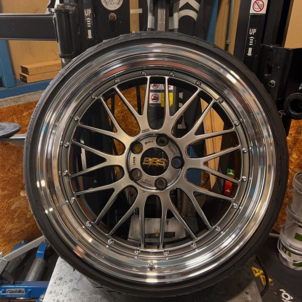 20インチ 10.5J 225/35R20 ホイール装着例 - CARSERVICE GRAVITY