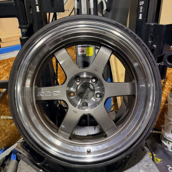 18インチ 9.5J 215/35R18 ホイール装着例 - CARSERVICE GRAVITY