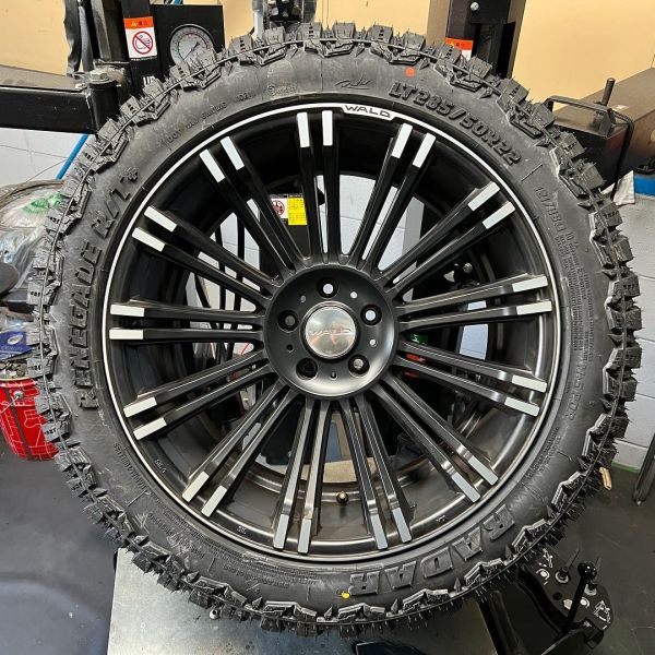 22インチ 10.5J 285/50R22 ホイール装着例 - CARSERVICE GRAVITY