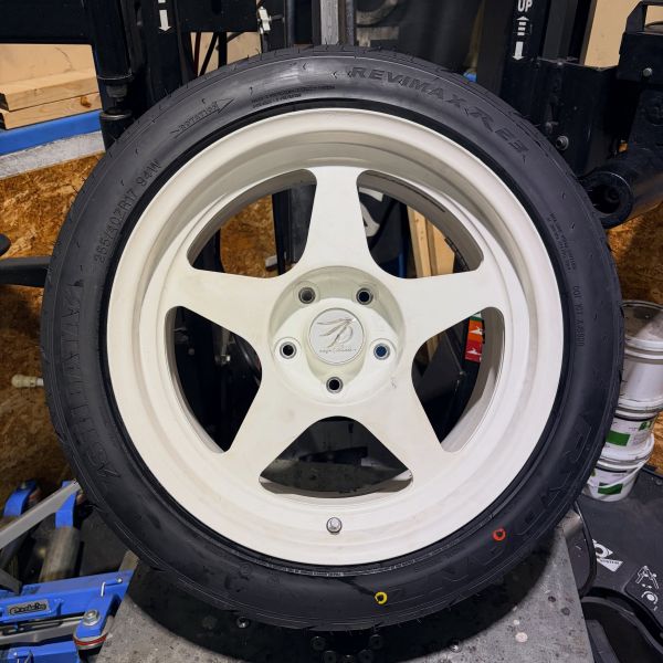 17インチ 9J 255/40R17 ホイール装着例 - CARSERVICE GRAVITY