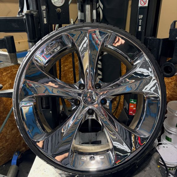 20インチ 8.5J 215/30R20 ホイール装着例 - CARSERVICE GRAVITY