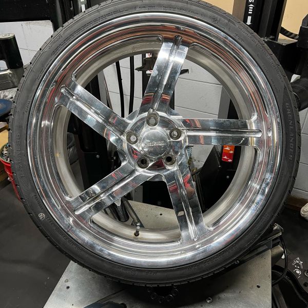 22インチ 8.5J 265/30R22 ホイール装着例 - CARSERVICE GRAVITY