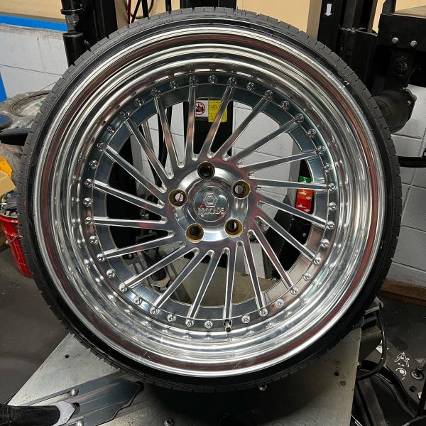 19インチ 10.5J 235/35R19 ホイール装着例 - CARSERVICE GRAVITY