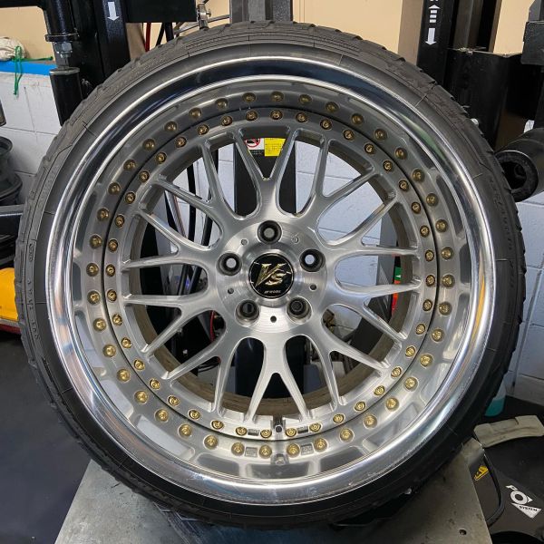 18インチ 11J 225/40R18 ホイール装着例 - CARSERVICE GRAVITY