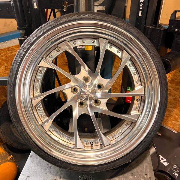 19インチ 10J 225/35R19 ホイール装着例 - CARSERVICE GRAVITY