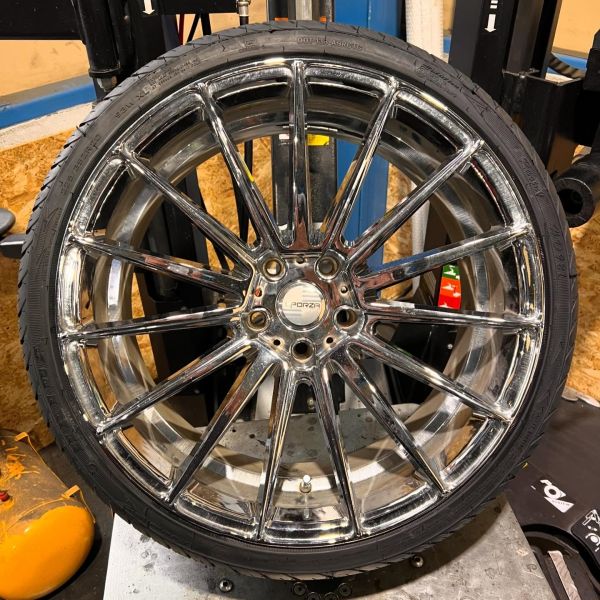 20インチ 8.5J 225/35R20 ホイール装着例 - CARSERVICE GRAVITY