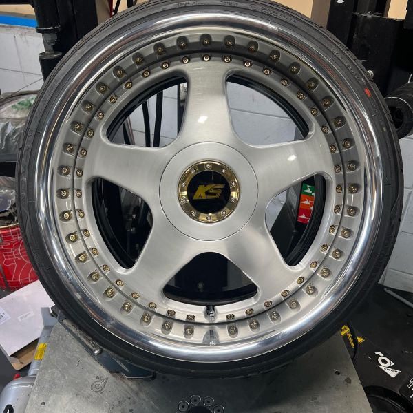 18インチ 10.5J 225/35R18 ホイール装着例 - CARSERVICE GRAVITY