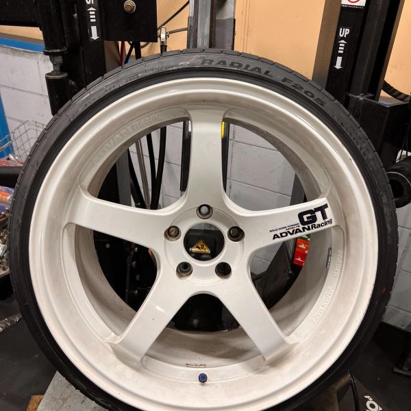 19インチ 10.5J 235/35R19 ホイール装着例 - CARSERVICE GRAVITY