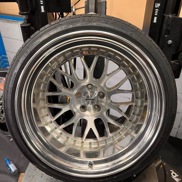 18インチ 11J 255/35R18 ホイール装着例 - CARSERVICE GRAVITY