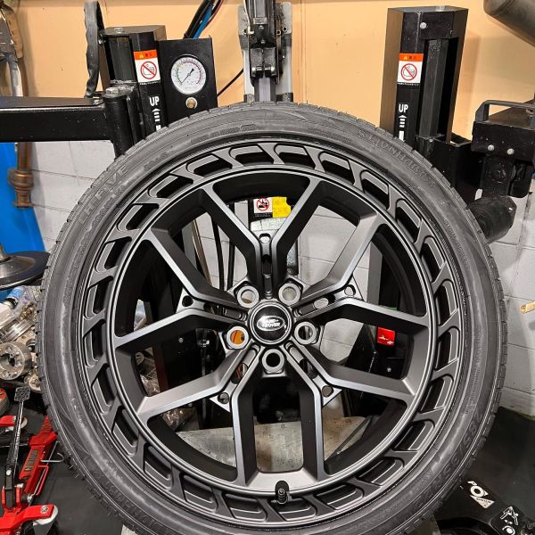 22インチ 9.5J 285/35R22 ホイール装着例 - CARSERVICE GRAVITY
