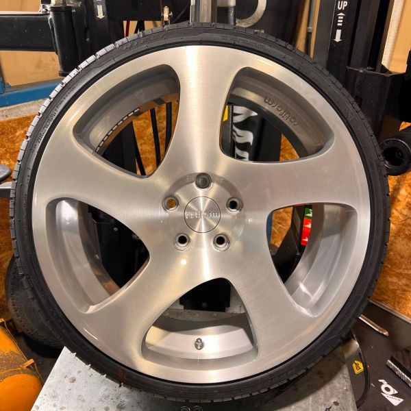 19インチ 9J 215/35R19 ホイール装着例 - CARSERVICE GRAVITY