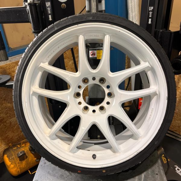 20インチ 9J 225/35R20 ホイール装着例 - CARSERVICE GRAVITY