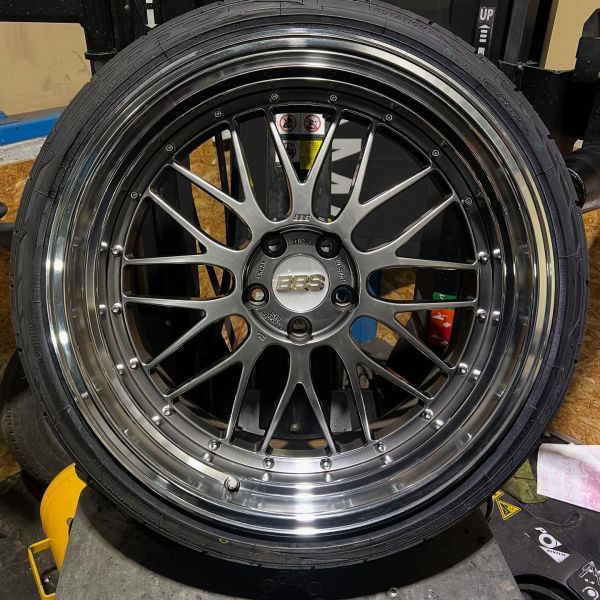 20インチ 10.5J 245/35R20 ホイール装着例 - CARSERVICE GRAVITY